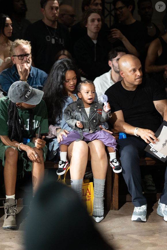 Rihanna en Front Row du défilé AWGE "Collection Homme Prêt-à-Porter Printemps/Eté 2026" lors de la Fashion Week de Paris (PFW) Backgrid UK/ Bestimage