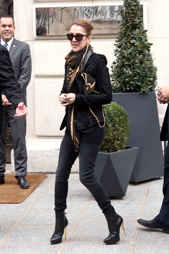 Céline Dion quitte son hôtel pour se rendre aux répétitions de son premier concert a Bercy a Paris, le 25 novembre 2013.

GENGIS / BESTIMAGE