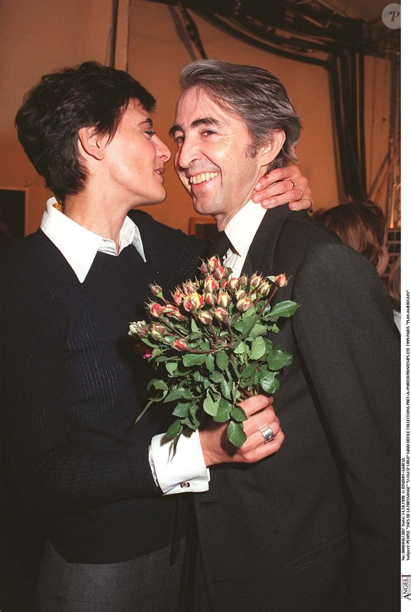 Inès de la Fressange et Luigi d’Urso - Backstage - Defile de mode collection Pret à Porter printemps été 1999 à Paris. RINDOFF-GARCIA / BESTIMAGE