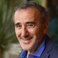 Élie Semoun de nouveau père à 62 ans : il partage le prénom de son nouveau-né