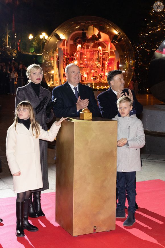 Le prince Albert II de Monaco et la princesse Charlène, avec leurs enfants, les jumeaux princiers, Jacques et Gabriella, ont donné le coup d'envoi des illuminations de la SBM, sur la Place du Casino de Monaco, le 30 novembre 2024 © Olivier Huitel/Pool Monaco/Bestimage