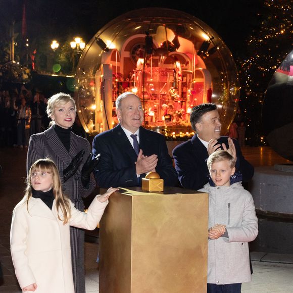 Le prince Albert II de Monaco et la princesse Charlène, avec leurs enfants, les jumeaux princiers, Jacques et Gabriella, ont donné le coup d'envoi des illuminations de la SBM, sur la Place du Casino de Monaco, le 30 novembre 2024 © Olivier Huitel/Pool Monaco/Bestimage