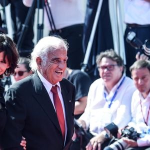 Jean-Paul Belmondo arrive au bras de Sophie Marceau sur le tapis rouge du 73e Festival du Film de Venise, la Mostra, pour recevoir le Lion d'Or pour l'ensemble de sa carrière, la Mostra. Le 8 septembre 2016. BS / Bestimage