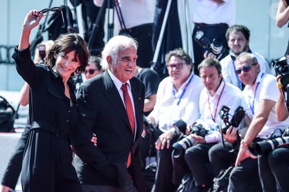 Jean-Paul Belmondo arrive au bras de Sophie Marceau sur le tapis rouge du 73e Festival du Film de Venise, la Mostra, pour recevoir le Lion d'Or pour l'ensemble de sa carrière, la Mostra. Le 8 septembre 2016. BS / Bestimage