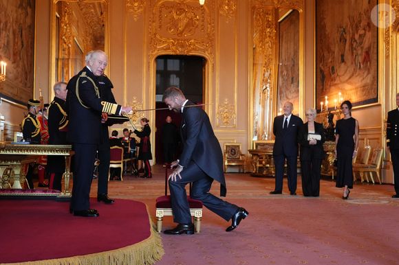 Du moins presque car son fils Brooklyn était encore une fois aux abonnés absents.

Sir David Beckham est fait Chevalier Bachelor par le roi Charles III lors d'une cérémonie d'investiture au château de Windsor, dans le Berkshire. Cette distinction récompense les services rendus au sport et à la charité. Date de la photo : mardi 4 novembre 2025. Photo par Jonathan Brady/PA Wire/ABACAPRESS.COM
