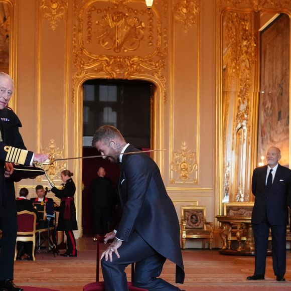 Du moins presque car son fils Brooklyn était encore une fois aux abonnés absents.

Sir David Beckham est fait Chevalier Bachelor par le roi Charles III lors d'une cérémonie d'investiture au château de Windsor, dans le Berkshire. Cette distinction récompense les services rendus au sport et à la charité. Date de la photo : mardi 4 novembre 2025. Photo par Jonathan Brady/PA Wire/ABACAPRESS.COM