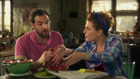 Ce travail est d'ailleurs indispensable. Il permet de faire le tri parmi les textes, de ne laisser aux acteurs que les sketchs qu'ils préférent, mais aussi de tenir le rythme de tournage...


David Mora et Anne-Elisabeth Blateau dans "Scènes de ménages" sur M6.