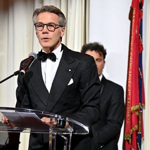 "Je vous souhaite à tous un joyeux et lumineux Noël, à vivre le cœur plein de paix et de gratitude. Que ces jours de fête soient l'occasion de vous retrouver aux côtés des personnes que vous aimez, en famille, entouré de votre affection la plus chère"

Le prince Emmanuel-Philibert de Savoie (grand maître de l'Ordre des Saints-Maurice-et-Lazare) lors du dîner de gala de l'association de l'Ordre des Saints-Maurice-et-Lazare au Yacht Club de Monaco le 26 novembre 2025.
© Bruno Bebert / Bestimage