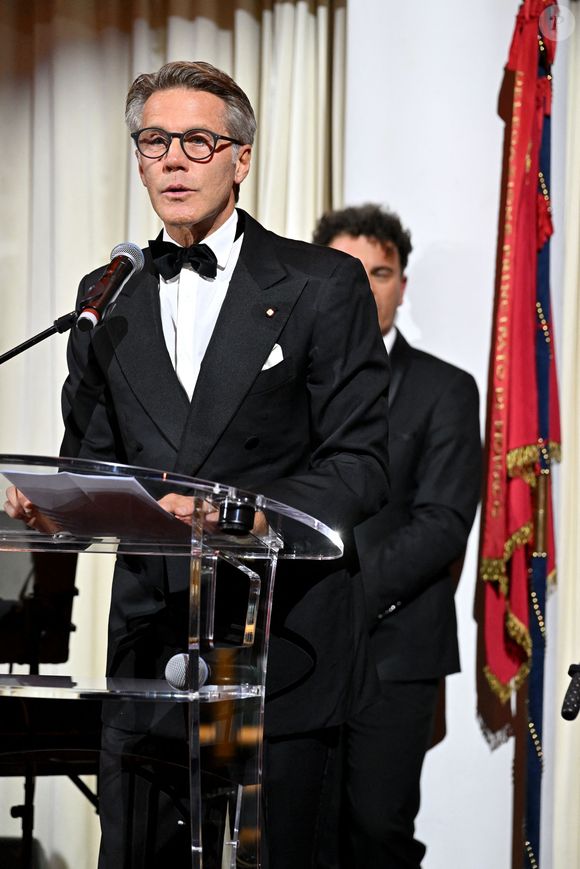 "Je vous souhaite à tous un joyeux et lumineux Noël, à vivre le cœur plein de paix et de gratitude. Que ces jours de fête soient l'occasion de vous retrouver aux côtés des personnes que vous aimez, en famille, entouré de votre affection la plus chère"

Le prince Emmanuel-Philibert de Savoie (grand maître de l'Ordre des Saints-Maurice-et-Lazare) lors du dîner de gala de l'association de l'Ordre des Saints-Maurice-et-Lazare au Yacht Club de Monaco le 26 novembre 2025.
© Bruno Bebert / Bestimage