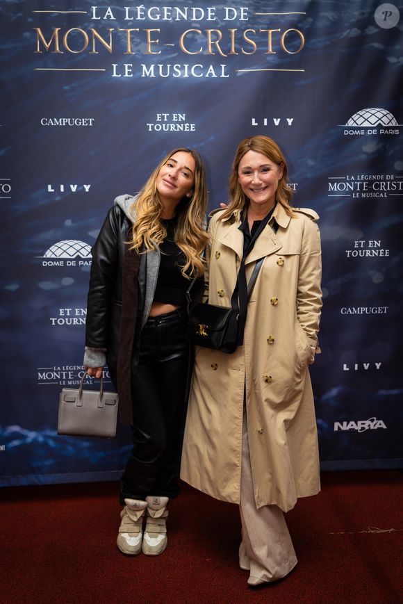 Exclusif - Daniela Lumbroso et sa fille Carla Ghebali au photocall du showcase de présentation de la comédie musicale La Légende du Comte de Monte Cristo à Salle Gaveau à Paris, France, le 25 septembre 2025. © Julien Sarkissian/Bestimage