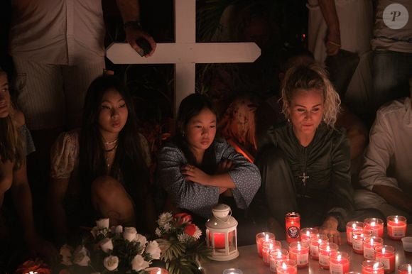 Pour le deuxième anniversaire de la mort de Johnny, Laeticia Hallyday et ses filles Jade et Joy se recueillent sur sa tombe au cimetière de Lorient à Saint-Barthélémy  le 5 décembre 2019. (Agence / Bestimage). (Agence / Bestimage).