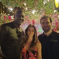 Michael Jordan et sa femme Yvette s'offrent une pause dans ce restaurant réputé du Sud de la France, un menu unique dans un cadre spectatulaire