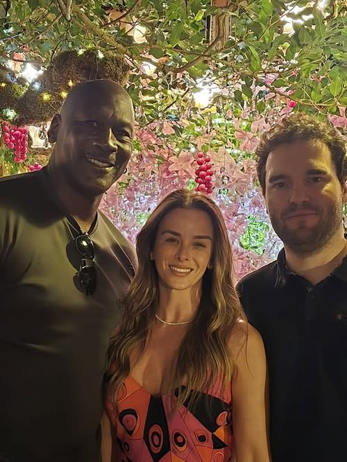 Michael Jordan et sa femme Yvette s'offrent une pause dans ce restaurant réputé du Sud de la France, un menu unique dans un cadre spectatulaire