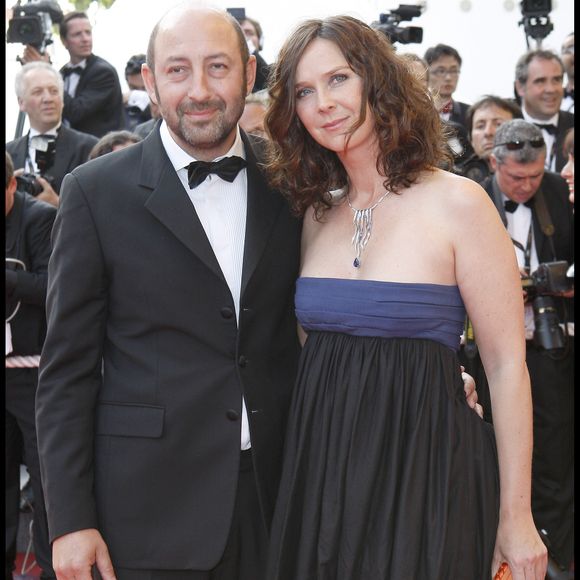 KAD MERAD ET SA FEMME EMMANUELLE COSSO - MONTEE DES MARCHES DU FILM "VENGEANCE" 62 EME FESTIVAL DE CANNES