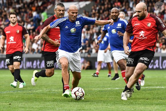 Zinédine Zidane - Les champions du monde de 98 ont défié les rugbymen du Stade toulousain lors d'une rencontre caritative pour l’association de Pascal Olmeta "Un sourire, un espoir pour la vie" sur la pelouse du stade Ernest Wallon à Toulouse, France, le 10 juillet 2017. © Agence/Bestimage
