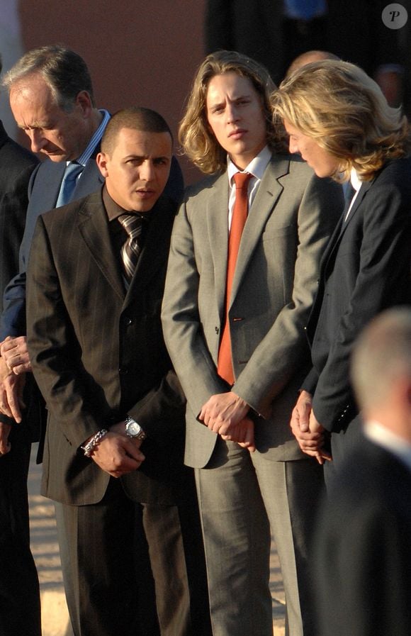 Le chanteur Faudel aux côtés des fils du président français Nicolas Sarkozy, Pierre et Jean, lors d'une cérémonie d'accueil à l'aéroport de Marrakech, au Maroc, le 22 octobre 2007, au premier jour d'une visite d'Etat de trois jours au Royaume du Maroc. Photo par Christophe Guibbaud/ABACAPRESS.COM