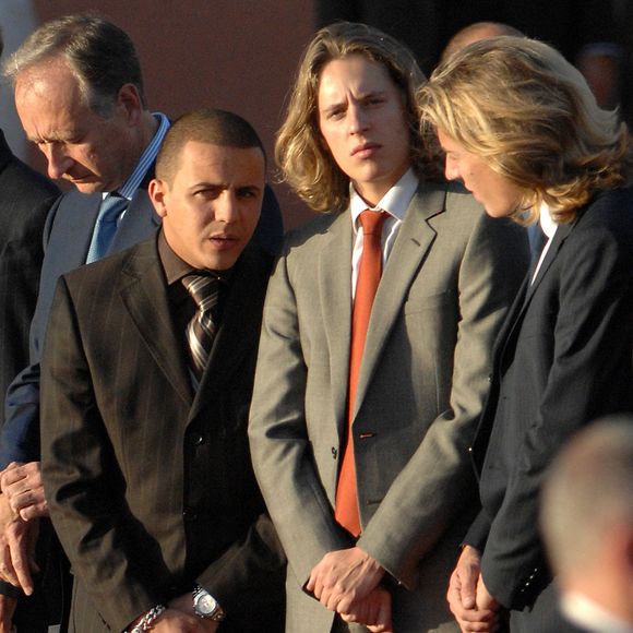 Le chanteur Faudel aux côtés des fils du président français Nicolas Sarkozy, Pierre et Jean, lors d'une cérémonie d'accueil à l'aéroport de Marrakech, au Maroc, le 22 octobre 2007, au premier jour d'une visite d'Etat de trois jours au Royaume du Maroc. Photo par Christophe Guibbaud/ABACAPRESS.COM