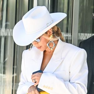 Beyoncé (costume entièrement blanc associé à un chapeau de cow-boy) et son mari Jay-Z (porte un T-Shirt de la tournée de Beyonce 2025) à la sortie de la fondation Louis Vuitton à Paris, France, le 24 juin 2025. © Yehiel Chekroune/Bestimage