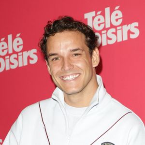 Et puis, c'est finalement tout naturellement que Théo Curin s'est construit un entourage, grâce à sa situation même. "Je demandais aux jeunes filles de m'aider à fermer ma veste, de mettre ma trousse dans mon cartable, et tout ça a créé des rapprochements".

Théo Curin - Photocall de la soirée "Télé Loisirs Awards 2024" aux Jardins du Pont-Neuf à Paris le 23 septembre 2024.  © Coadic Guirec/Bestimage