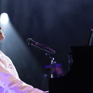 Pascal Obispo au concert du gala des 20 ans de la fondation Recherche Alzheimer "2 générations chantent pour la 3ème" à l'Olympia, le 18 mars 2024. © Cyril Moreau / Bestimage