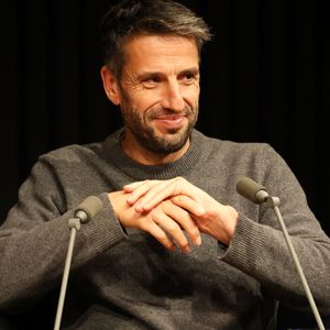 Papa de trois garçons, Titouan, Léandre et Gabin, l'ancien canoéiste a su leur transmettre sa passion. 

Tony Estanguet présente son livre "Par amour du sport" (Ed. Calmann-Lévy) au centre de conférence "Station Ausone - Librairie Mollat" à Bordeaux, le 24 novembre 2025. 

Jean-Marc Lhomer / Bestimage