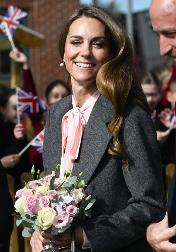 Le Prince et la Princesse de Galles lors d'une visite à la Farnborough Road Infant and Junior School à Birkdale, Southport, où Elsie Dot Stancombe était élève, pour parler aux enseignants de l'impact de l'école sur l'attentat de Southport en 2024, et du soutien que l'école maternelle et le collège associé ont apporté aux élèves, au personnel et à la communauté locale, le 23 septembre 2025 à Southport, Royaume-Uni.  © Julien Burton / Bestimage