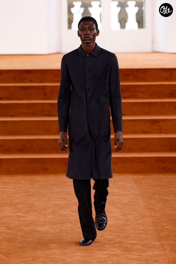 Au moment de l'acquisition, Lucie et Luke Meier assuraient la direction artistique depuis 2017 et poursuivaient l'évolution de la maison dans le respect de son identité. 

Défilé Jil Sander "Collection Prêt-à-Porter Automne/Hiver 2026-2027" lors de la Fashion Week de Milan (MLFW), le 25 février 2026. © Bestimage # Runway Jil Sander Fashion Show "Ready-to-Wear Collection Fall/Winter 2026-2027" at Milan Fashion Week, on February 25, 2026. | 00744680