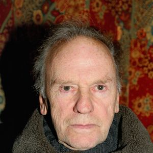 L'acteur français Jean-Louis Trintignant pose en coulisses après avoir joué sa pièce 'Moins 2' au théâtre Hebertot à Paris le 29 janvier 2006. Photo par Denis Guignebourg/ABACAPRESS.COM
