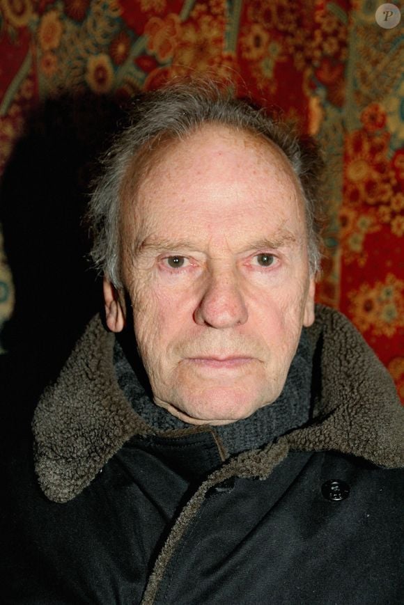 L'acteur français Jean-Louis Trintignant pose en coulisses après avoir joué sa pièce 'Moins 2' au théâtre Hebertot à Paris le 29 janvier 2006. Photo par Denis Guignebourg/ABACAPRESS.COM