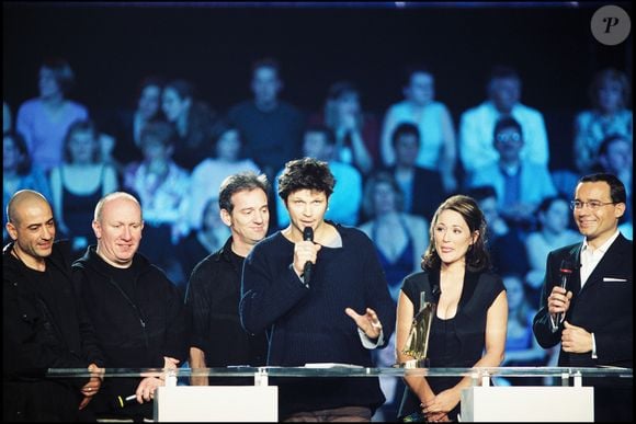 Bertrand Cantat - Denis Barthe - Serge Teyssot Gay - Jean Paul Roy - du groupe Noir Désir - Daniela Lumbroso et Jean Luc Delarue - 17 eme Victoires de la musique au Zénith à Paris en 2002. AGENCE / BESTIMAGE