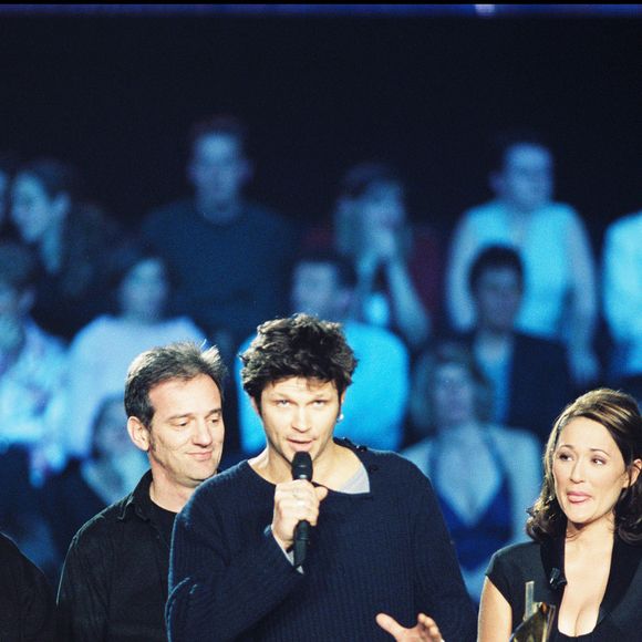 Bertrand Cantat - Denis Barthe - Serge Teyssot Gay - Jean Paul Roy - du groupe Noir Désir - Daniela Lumbroso et Jean Luc Delarue - 17 eme Victoires de la musique au Zénith à Paris en 2002. AGENCE / BESTIMAGE