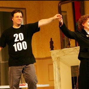 Son talent a ensuite marqué des comédies cultes comme "La Cuisine au beurre".
Daniel Russo, Claire Maurier - Laurent Baffie et toute sa troupe fêtent la 100ème représentation, au Théâtre du Palais Royal, de leur pièce "Toc Toc"
© BERTRAND RINDOFF PETROFF / BESTIMAGE