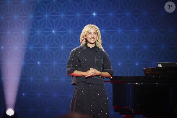 L'hymne pop et lyrique a été dévoilé par France Télévisions ce vendredi 6 mars 2026

Exclusif - Monroe (Gagnante de Prodiges) pour les surprises lors de l'enregistrement de l'émission "La Boîte à secrets", présentée par F.Bollaert et diffusée le 10 octobre 2025 sur France 3, dans les studios du Lendit à Saint-Denis, Seine Saint-Denis, France, le 22 septembre 2025. © Jack Tribeca/Bestimage