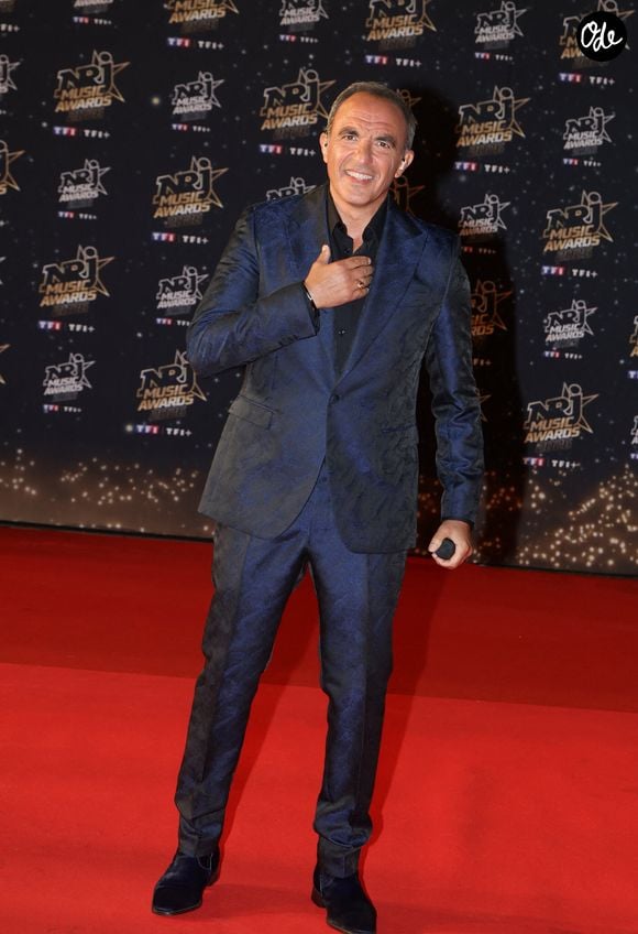 Nikos Aliagas - Photocall de la 28ème édition des NRJ Music Awards 2026 au palais des festivals et des congrès de Cannes, le 23 octobre 2026. Parmi les lauréats, Marine (Artiste Féminine Francophone), M Pokora (Artiste Masculin Francophone), Anyme (Révélation Masculine Francophone) et Ambre (Révélation Féminine Francophone) ont été distingués. © Dominique Jacovides / Bestimage