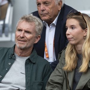 Denis Brogniart et sa fille dans les tribunes lors des Internationaux de France de Tennis de Roland Garros 2025, in Paris, France, le 26 mai 2025. © Jacovides-Moreau/Bestimage