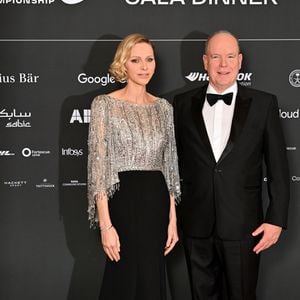 Le prince Albert II de Monaco et la princesse Charlene durant la soirée du Monaco E-Prix 2026 à l'hôtel de Paris à Monaco, le 17 mai 2026. Lors du dîner, Alejandro Agag, le fondateur et président de Formula E, a convié sur scène le prince Albert II de Monaco et la princesse Charlene pour remettre le prix du meilleur pilote du week-end. C'est le néerlandais, Nyck de Vries qui a reçu son trophée des mains du couple princier. © Bruno Bebert / Bestimage
