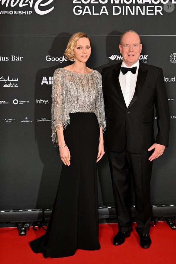 Le prince Albert II de Monaco et la princesse Charlene durant la soirée du Monaco E-Prix 2026 à l'hôtel de Paris à Monaco, le 17 mai 2026. Lors du dîner, Alejandro Agag, le fondateur et président de Formula E, a convié sur scène le prince Albert II de Monaco et la princesse Charlene pour remettre le prix du meilleur pilote du week-end. C'est le néerlandais, Nyck de Vries qui a reçu son trophée des mains du couple princier. © Bruno Bebert / Bestimage