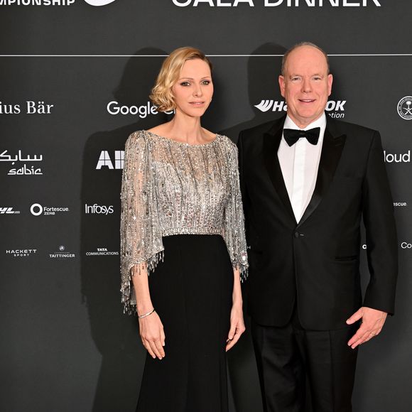 Le prince Albert II de Monaco et la princesse Charlene durant la soirée du Monaco E-Prix 2026 à l'hôtel de Paris à Monaco, le 17 mai 2026. Lors du dîner, Alejandro Agag, le fondateur et président de Formula E, a convié sur scène le prince Albert II de Monaco et la princesse Charlene pour remettre le prix du meilleur pilote du week-end. C'est le néerlandais, Nyck de Vries qui a reçu son trophée des mains du couple princier. © Bruno Bebert / Bestimage