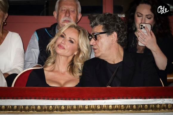 L'équipe de l'hôtel a d'ailleurs profité d'une publication Instagram pour remercier publiquement les deux célébrités de leur gentillesse.

Exclusif - Adriana Karembeu et son compagnon Marc Lavoine -  Concerto pour la paix de Omar Harfouch au théâtre de Béziers le 8 mai 2025. © Jack Tribeca / Bestimage