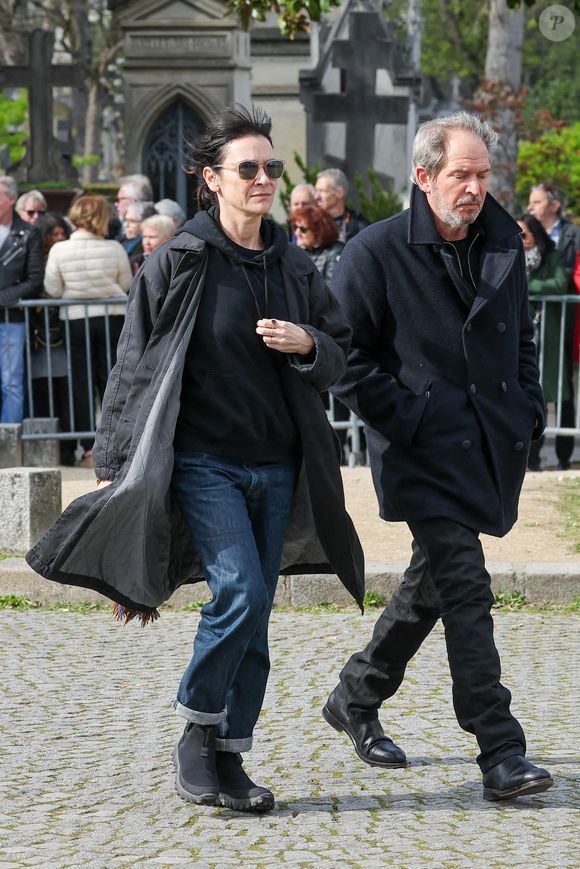 Géraldine Pailhas et son mari Christopher Thompson aux arrivées des obsèques d'Emilie Dequenne au cimetière Père Lachaise à Paris, France, le 26 mars 2025. © Cyril Moreau/Bestimage