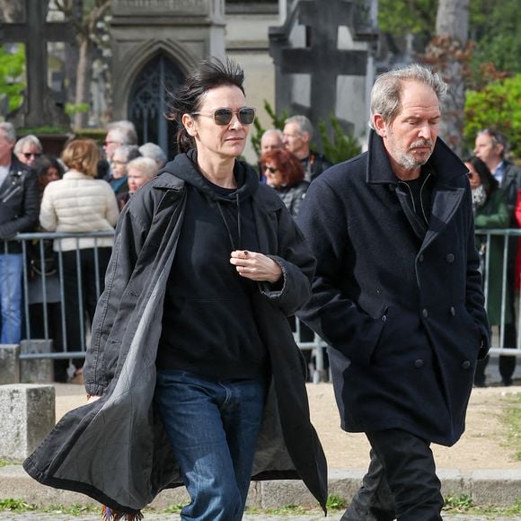 Géraldine Pailhas et son mari Christopher Thompson aux arrivées des obsèques d'Emilie Dequenne au cimetière Père Lachaise à Paris, France, le 26 mars 2025. © Cyril Moreau/Bestimage