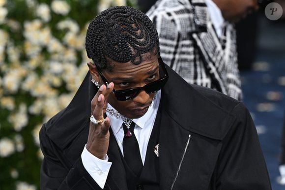 ASAP Rocky, le compagnon de Rihanna, a confirmé l'heureuse nouvelle en déclarant : "Nous sommes vraiment heureux". 

ASAP Rocky au gala du Met, à New York, le 5 mai 2025.

Photo : Starmax / Bestimage