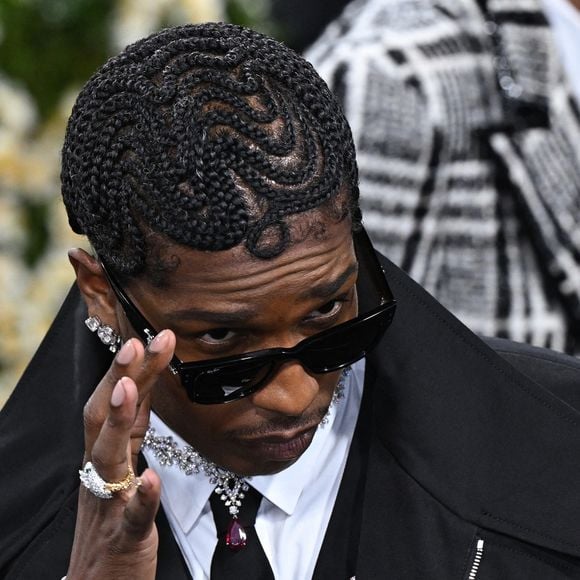 ASAP Rocky, le compagnon de Rihanna, a confirmé l'heureuse nouvelle en déclarant : "Nous sommes vraiment heureux". 

ASAP Rocky au gala du Met, à New York, le 5 mai 2025.

Photo : Starmax / Bestimage