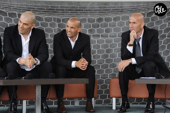 Le frère aîné de Zinédine Zidane est mort en juillet 2019 des suites d'un cancer à l'âge de seulement 54 ans

Zinedine Zidane avec ses frères Farid et Nourredine et Robert Sichi lors de l'inauguration du complexe sportif "Z5 Aix" à Aix-en-Provence.
Son frère Farid est décédé des suites d'une longue maladie à l'âge de 54 ans le 13 juillet 2019. Ses obsèques ont eu lieu le 15 juillet 2019 à Béjaïa en Algérie.