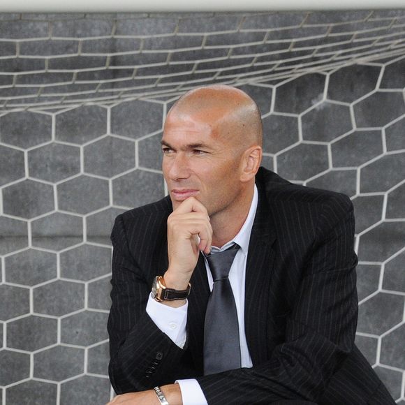 Le frère aîné de Zinédine Zidane est mort en juillet 2019 des suites d'un cancer à l'âge de seulement 54 ans

Zinedine Zidane avec ses frères Farid et Nourredine et Robert Sichi lors de l'inauguration du complexe sportif "Z5 Aix" à Aix-en-Provence.
Son frère Farid est décédé des suites d'une longue maladie à l'âge de 54 ans le 13 juillet 2019. Ses obsèques ont eu lieu le 15 juillet 2019 à Béjaïa en Algérie.