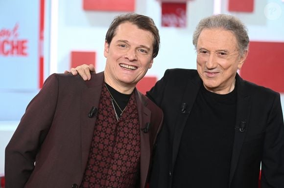 Exclusif - Bénabar et Michel Drucker lors de l'enregistrement de l'émission "Vivement dimanche" au studio Rive Gauche, présentée par M. Drucker avec une diffusion sur France 3 le 1er février 2026. © Guillaume Gaffiot/Bestimage