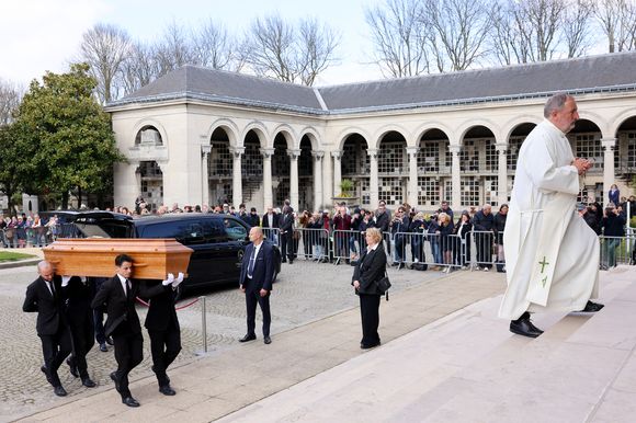 Une cérémonie magnifique en l'honneur de celle qui a été révélée à 18 ans avec le film "Rosetta"

Le cercueil de la défunte aux arrivées des obsèques d'Emilie Dequenne au cimetière Père Lachaise à Paris, France, le 26 mars 2025. © Cyril Moreau/Bestimage
