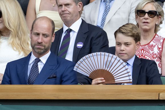 Le prince et la princesse de Galles, accompagnés du prince George et de la princesse Charlotte, assistent à la finale masculine de Wimbledon entre Jannik Sinner et Carlos Alcaraz, au All England Lawn Tennis and Croquet Club, à Wimbledon, Londres, Royaume-Uni, le 13 juillet 2025.

Julien Burton / Bestimage