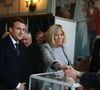 et où ils votent.

Emmanuel Macron vote à la mairie du Touquet en compagnie de sa femme Brigitte Macron  pour le premier tour le 23 avril 2017. © Dominique Jacovides / Sébastien Valiela / Bestimage