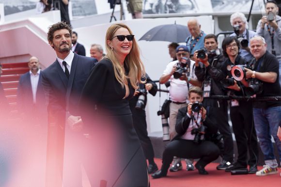 Virginie Efira et Niels Schneider - Montée des marches du film " L'inconnue" lors du 79ème Festival International du Film de Cannes, le 18 mai 2026. © Olivier Borde / Bestimage